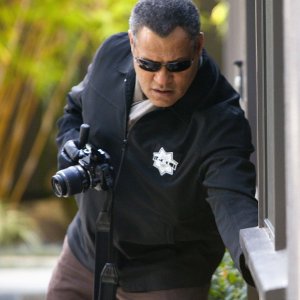 Langston (Laurence Fishburne) con macchina fotografica in una scena dell'episodio Hitting for the Cycle di CSI: Scena del crimine