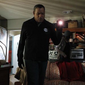 Langston (Laurence Fishburne) esamina la scena del crimine nell'episodio Turn On, Tune In, Drop Dead di CSI: Scena del crimine