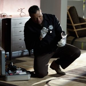 Langston (Laurence Fishburne) esamina un bicchiere nell'episodio Hitting for the Cycle di CSI: Scena del crimine