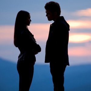 Le sagome di Nina Dobrev e Paul Wesley nell'episodio The Last Day di Vampire Diaries