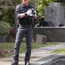 Nick (George Eads) esamina la piscina nell'episodio Hitting for the Cycle di CSI: Scena del crimine