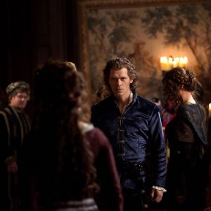 Nina Dobrev (di spalle) e Joseph Morgan nell'episodio Klaus di Vampire Diaries