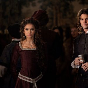 Nina Dobrev e Daniel Gillies in una scena dell'episodio Klaus di Vampire Diaries