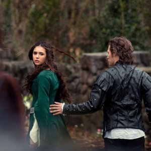 Nina Dobrev e Joseph Morgan (di spalle) in una scena dell'episodio Klaus di Vampire Diaries