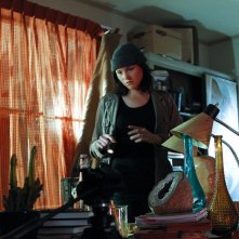 Sara Sidle (Jorja Fox) esamina la scena del crimine nell'episodio Turn On, Tune In, Drop Dead di CSI: Scena del crimine