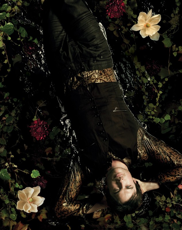 Una Foto Di Ian Somerhalder Sdraiato In Acqua Per Un Poster Della Season 2 Di Vampire Diaries 201024