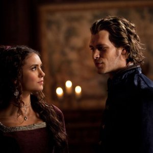 Uno scambio di sguardi tra Katherine (Nina Dobrev) e Klaus (Joseph Morgan) nell'episodio Klaus di Vampire Diaries