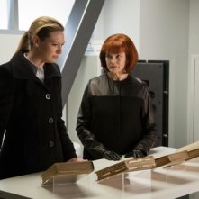 Anna Torv e Blair Brown nell'episodio 6:02 AM EST di Fringe