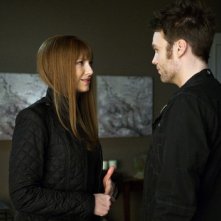 Anna Torv e Seth Gabel nell'episodio 6:02 AM EST di Fringe