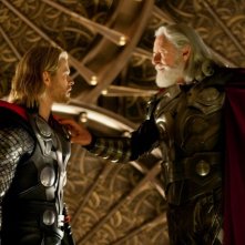 Anthony Hopkins e Chris Hemsworth in una sequenza di Thor