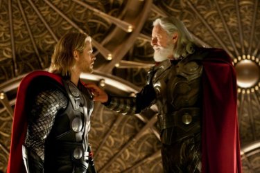 Anthony Hopkins e Chris Hemsworth in una sequenza di Thor