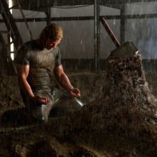 Chris Hemsworth è Thor nel film di Kenneth Branagh