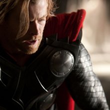 Chris Hemsworth in un primo piano del film Thor di K. Branagh