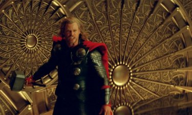 Chris Hemsworth in una sequenza del film Thor (2011)