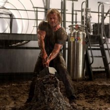 Il muscoloso Chris Hemsworth in una sequenza del film Thor