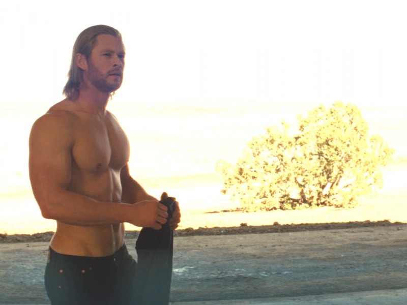 Il muscoloso Chris Hemsworth in una sequenza del film Thor di K. Branagh