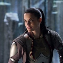 Jaimie Alexander in una sequenza di Thor.