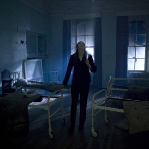 Karen Gillan in una scena dell'episodio Day Of The Moon di Doctor Who