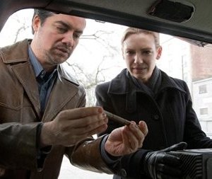 Kevin Corrigan ed Anna Torv nell'episodio The Last Sam Weiss di Fringe