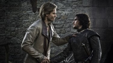 Nikolaj Coster-Waldau e Kit Harington in una scena dell'episodio The Kingsroad di Game of Thrones