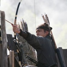 Un arciere scocca la sua freccia nel film 13 Assassini