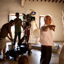 Emidio Greco sul set del suo Notizie degli scavi