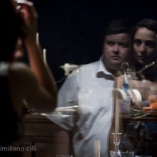 Gioco di riflessi per Ambra Angiolini e Giuseppe Battiston nel film Notizie degli scavi di E. Greco