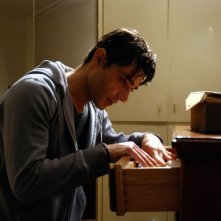 Giuseppe Zeno in una sequenza del dramma Il sesso aggiunto, del 2011