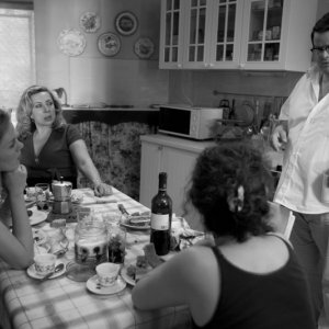 Iaia Forte (in fondo) con Battiston nel film Notizie degli scavi