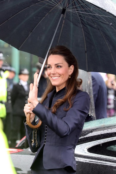 Kate Middleton, elegantissima come sempre, sotto la pioggia