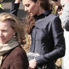 Kate Middleton incontra la folla sotto la pioggia