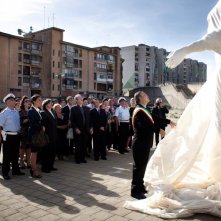 Una scena del film I baci mai dati con la Madonna che riempie la piazza del paese