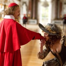 Un incontro furtivo tra Christoph Waltz e Milla Jovovich/Milady in I tre moschettieri in 3D