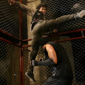 Una acrobatica scena del film Bangkok Knockout