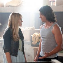 Aimee Teegarden accanto a Thomas McDonell in una scena del film Prom