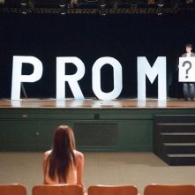 Aimee Teegarden (di spalle) e Thomas McDonell in una scena del film Prom