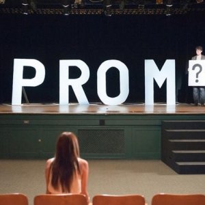 Aimee Teegarden (di spalle) e Thomas McDonell in una scena del film Prom