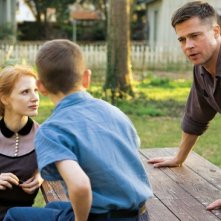 Brad Pitt e Jessica Chastain in una scena familiare di The Tree of Life