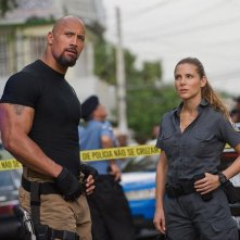 Dwayne Johnson ed Elsa Pataky in una scena di Fast & Furious 5