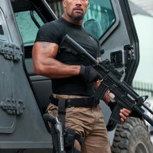 Il granitico Dwayne Johnson in una scena di Fast & Furious 5