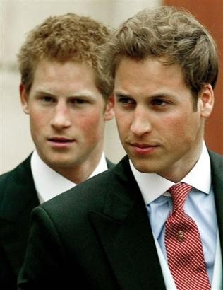 Il principe William, e dietro di lui, suo fratello Harry