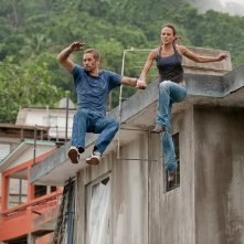 Jordana Brewster e Paul Walker  in una scena action di Fast & Furious 5