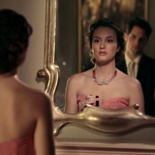 Blair (Leighton Meester) con alle spalle Ben (Penn Badgley) nell'episodio Petty in Pink di Gossip Girl