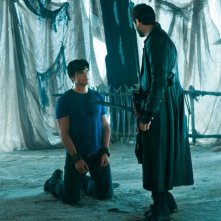 Callum Blue punta la spada contro Tom Welling nell'episodio Dominion di Smallville