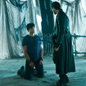 Callum Blue punta la spada contro Tom Welling nell'episodio Dominion di Smallville