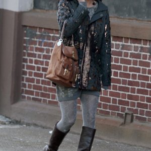 Jessica Szohr in strada nell'episodio Petty in Pink di Gossip Girl