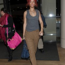 Rihanna si prepara a partire dall'aeroporto di Los Angeles