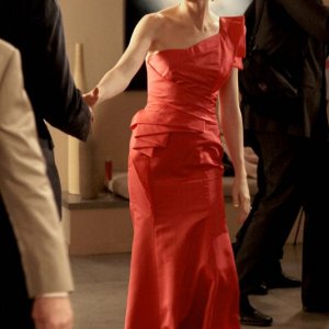 Un'elegante Lily (Kelly Rutherford) nell'episodio Petty in Pink di Gossip Girl