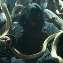 Una figura incappucciata (Callum Blue) appare nell'episodio Dominion di Smallville