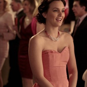 Una sorridente Leighton Meester nell'episodio Petty in Pink di Gossip Girl